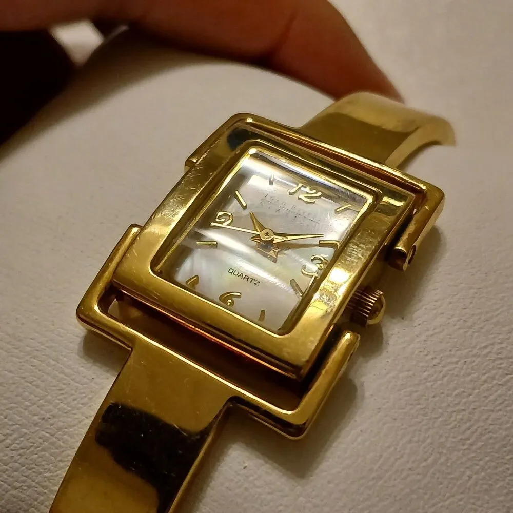 VTG 90s Joan Rivers Classics Gold Tone MOP Dial Quartz Bangle Women's Watch 19mm